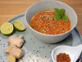Schmackhafte Erdnuss Sauce selber machen: Cremig, mit Sesam, Chili, Ingwer und Limette. Perfekt zum Dippen!