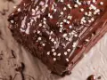 Ein saftiger Schokokuchen mit glänzender Glasur und Sternenstreuseln. Perfekt für dein nächstes Schokokuchen Rezept!