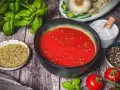 Frische Zutaten für Pizzasauce selber machen: Tomaten, Basilikum, Knoblauch, Oregano, Salz und Pfeffer.