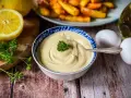 Cremige Mayonnaise, perfekt für Ihr nächstes mayonnaise rezept. Mit frischen Zutaten wie Zitrone und Petersilie.