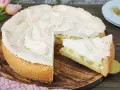 Ein saftiger Rhabarber Baiser Kuchen mit knusprigem Boden und luftiger Baiserhaube. Ein Genuss für jeden Kaffeetisch.