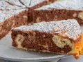 Ein Stück saftiger Marmorkuchen, bestäubt mit Puderzucker. Dieses fluffiger wolkenkuchen rezept ist ein Genuss!