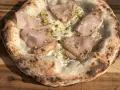 Pizza mit Mortadella und Pistazien. Perfekt, wenn du **Pizzateig selber machen** möchtest und eine besondere Kreation zaubern willst.