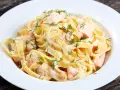 Cremige Pasta mit Lachs und frischem Dill, ein Genuss für jeden Gaumen.