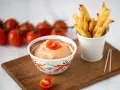Sriracha Mayo selber machen: cremige Sauce mit Kirschtomaten und Pommes Frites.