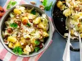 Leckeres rezept mit spitzkohl, Kartoffeln, Datteln und Walnüssen in cremiger Soße, garniert mit Petersilie.
