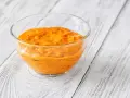 Cremige, orangefarbene Burger-Sauce in einer Glasschale, perfekt für Ihr nächstes Burger-Rezept.