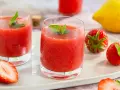 Erfrischende Erdbeer-Limetten-Drinks mit Minze, garniert mit frischen Erdbeeren und einer Zitrone. Perfekt für heiße Tage!