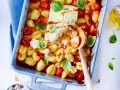 Gnocchi-Pfanne mit Feta, Kirschtomaten und Basilikum in einer blauen Auflaufform, bereit zum Servieren.