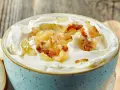 Cremiger Zwiebeldip mit karamellisierten Zwiebeln, inspiriert von der herzhaften Zwiebelsuppe. Perfekt zum Dippen!