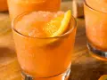 Erfrischender Aperol mit Fanta, als Slush serviert und mit einer Orangenspalte garniert. Perfekt für heiße Tage!