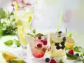 Erfrischende hausgemachte Limonade mit Zitrone, Beeren und Minze. Perfekt zum limonade selber machen an heißen Tagen.