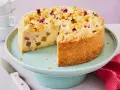 Rhabarberkuchen rezept mit pudding: Ein saftiger Kuchen mit Rhabarberstückchen und Streuseln auf einem cremigen Puddingboden.