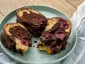 Drei saftige Stücke Marmorkuchen mit Kirschen und Schokoladenglasur auf einem Teller.