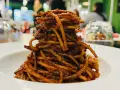 Ein Berg aus knusprigen Spaghetti, perfekt für das Spaghetti Assassina Rezept.