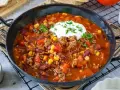 Herzhaftes Chili con Carne mit Hackfleisch, Bohnen, Mais und einem Klecks Sour Cream. Perfekt für kalte Tage!