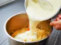 Cremige Käsesauce wird über Spaghetti gegossen. Ein einfaches Käsesauce Rezept für ein köstliches Gericht.