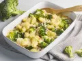Herzhafter Brokkoli Gnocchi Auflauf mit Schinken und Käse überbacken, bereit zum Servieren.