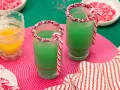 Grinch Cocktail Rezept: Grüne Drinks mit Zuckerrand und Lollis. Perfekt für die Feiertage!