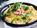 Herzhaftes Lachs-Omelett mit Sojasprossen und Minze – perfekt für warmes Wetter.