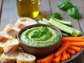 Grüne Dips zum Grillen mit Brot, Karotten- und Gurkensticks.