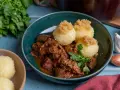 Herzhaftes Rindergulasch nach Omas Rezept, serviert mit Klößen und frischer Petersilie. Ein Klassiker, der immer schmeckt.