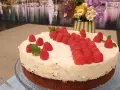 Himbeer Mascarpone Torte mit frischen Himbeeren und Minze verziert, ein Genuss für Augen und Gaumen.