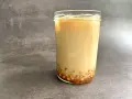 Ein Glas cremiger Milch-Tee mit Tapiokaperlen am Boden. Das ist, was Bubble Tea ausmacht!
