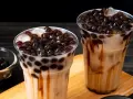 Zwei leckere Bubble Teas mit vielen Tapiokaperlen. Perfekt, wenn du Lust hast, Bubble Tea Perlen selber machen.