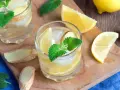 Erfrischendes Getränk mit Ingwer, Zitrone und Minze – perfekt, um Ginger Ale selber zu machen.