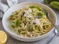 Zucchini-Zitronen-Pasta mit Basilikum und Parmesan, ein leichtes und frisches Gericht.
