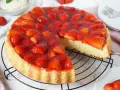 Saftiger Erdbeerkuchen mit frischen Erdbeeren und Tortenguss. Ein tolles Erdbeerkuchen Rezept für den Sommer.