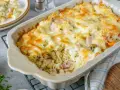 Nudelauflauf mal anders: Fusilli mit Schinken, Brokkoli und Karotten, überbacken mit goldbraunem Käse in einer Auflaufform.