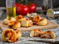 Leckere Pizzaschnecken, perfekt für ein schnelles Mittagessen oder als Snack. Dieses Pizzaschnecken rezept ist einfach und gelingt immer.