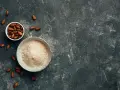 Schüssel mit Mandeln und Schüssel mit frisch gemahlenem Mandelmehl, perfekt zum Mandelmehl selber machen.