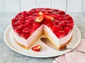 Eine köstliche Erdbeer Mascarpone Torte, üppig belegt mit frischen Erdbeeren und glänzendem Tortenguss. Ein Stück fehlt bereits.