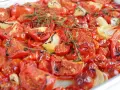 Tomatensauce aus dem Ofen: Geröstete Tomaten und Zwiebeln mit Rosmarin, die köstlich duften und bereit sind, zu einer aromatischen Sauce verarbeitet zu werden.