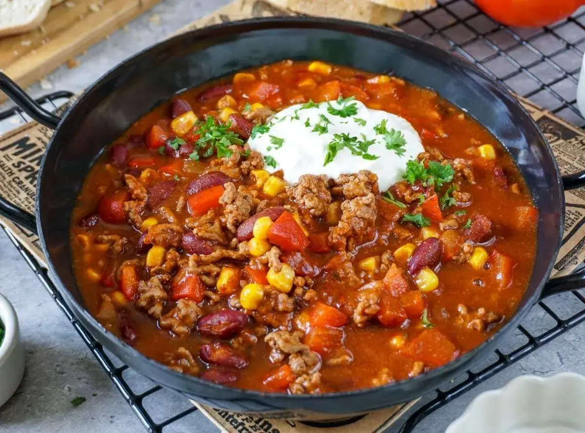 Herzhaftes Chili con Carne mit Hackfleisch, Bohnen, Mais und einem Klecks Sour Cream. Perfekt für kalte Tage!