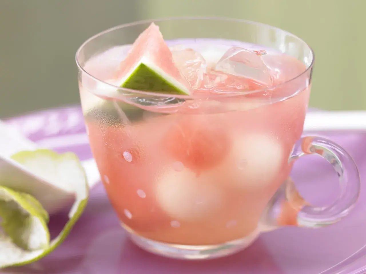Erfrischende melonenbowle ohne alkohol in einem Glas mit Wassermelonenstücken und Eiswürfeln.