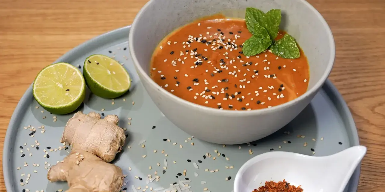 Schmackhafte Erdnuss Sauce selber machen: Cremig, mit Sesam, Chili, Ingwer und Limette. Perfekt zum Dippen!