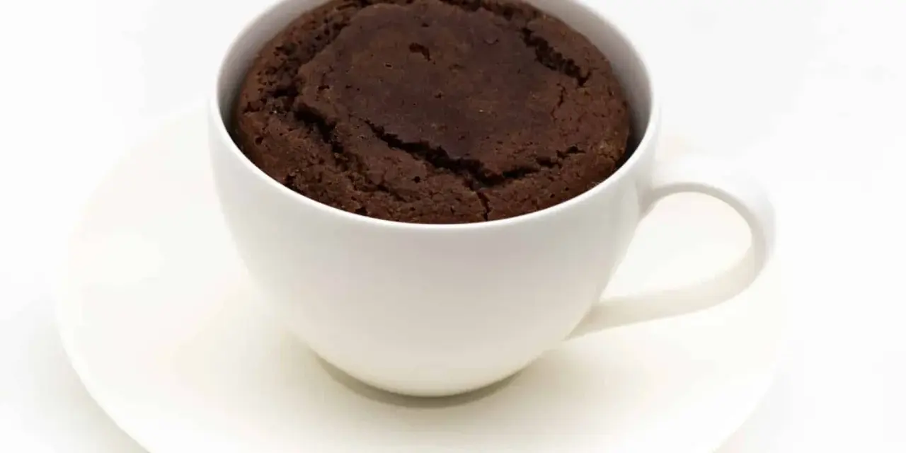 Ein schokoladiger Tassenkuchen ohne Mehl, perfekt für den schnellen Genuss.