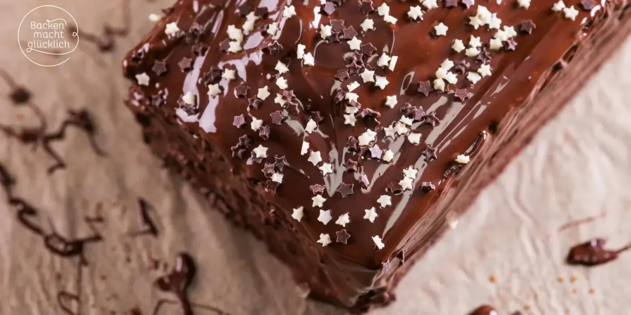 Ein saftiger Schokokuchen mit glänzender Glasur und Sternenstreuseln. Perfekt für dein nächstes Schokokuchen Rezept!
