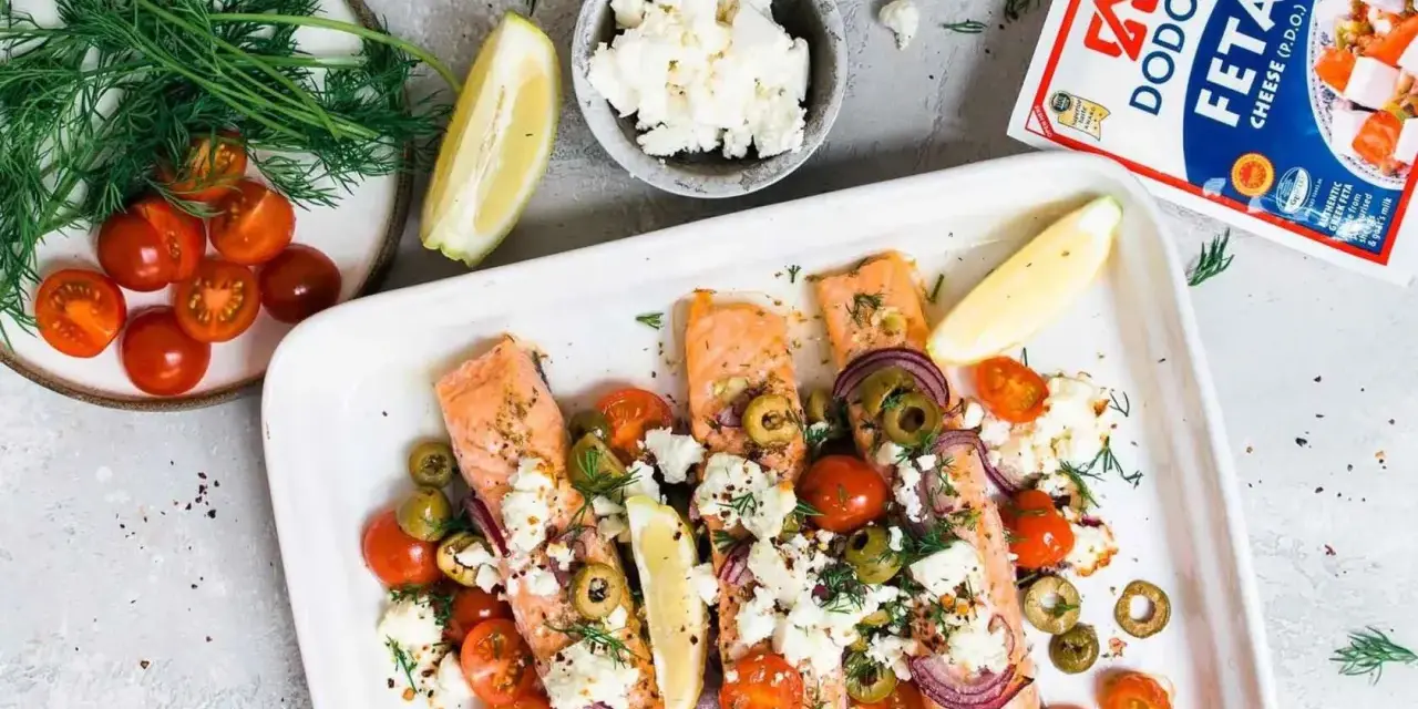 Ofenlachs mit Feta und Tomaten, garniert mit Dill und Zitrone. Ein köstliches Gericht, das nach Sommer schmeckt.
