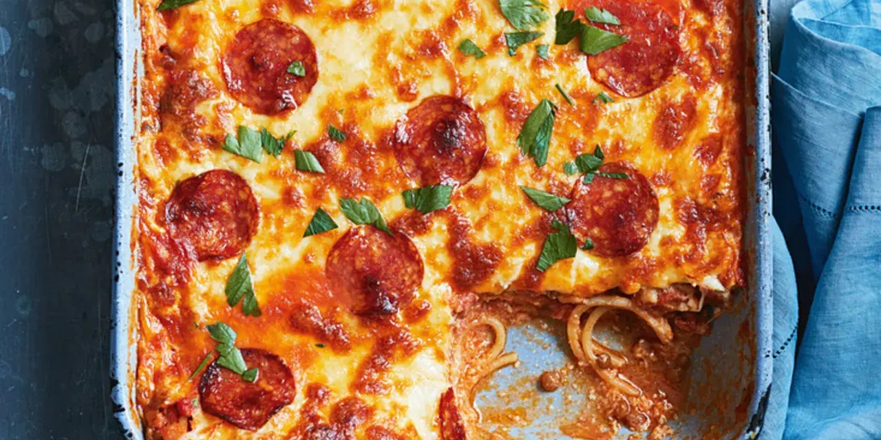 Herzhafter Spaghetti Pizza Auflauf mit geschmolzenem Käse und Pepperoni, garniert mit frischer Petersilie.