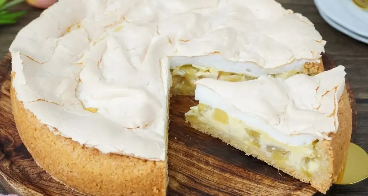 Ein saftiger Rhabarber Baiser Kuchen mit knusprigem Boden und luftiger Baiserhaube. Ein Genuss für jeden Kaffeetisch.