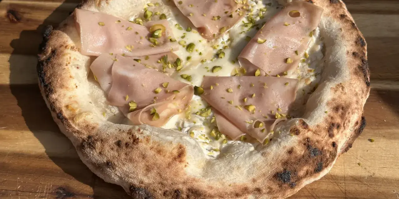 Pizza mit Mortadella und Pistazien. Perfekt, wenn du **Pizzateig selber machen** möchtest und eine besondere Kreation zaubern willst.