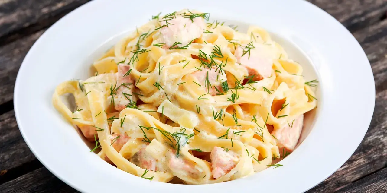 Cremige Pasta mit Lachs und frischem Dill, ein Genuss für jeden Gaumen.
