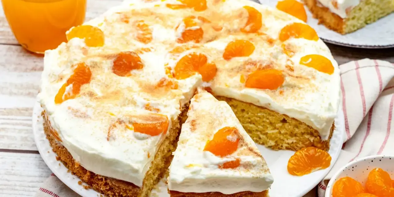 Ein saftiger Fantakuchen mit Mandarinen und Sahne, perfekt für das nächste Kaffeetrinken. Dieses Fantakuchen Rezept ist ein Genuss!