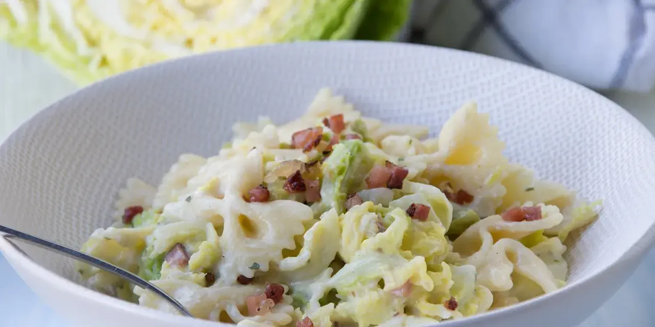 Herzhafte Pasta mit Wirsing und Speck, eine cremige Köstlichkeit, die Lust auf mehr macht.