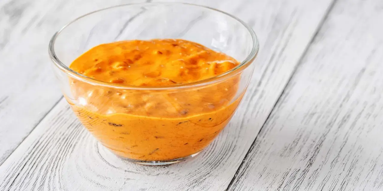 Cremige, orangefarbene Burger-Sauce in einer Glasschale, perfekt für Ihr nächstes Burger-Rezept.
